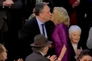 El beso entre Jill Biden y el esposo de Kamala Harris que se hizo viral
