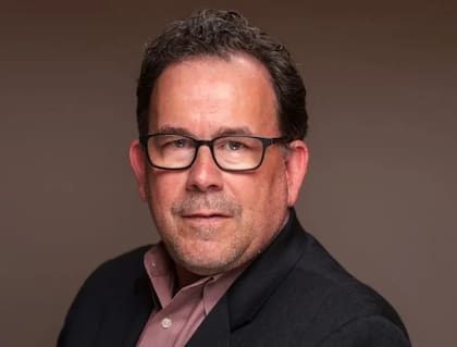 Jim Brady: "El periodismo no puede tener mucho impacto si la gente no lo consume. La tecnología es irrelevante si la gente no puede usarla. Y ninguna redacción puede sobrevivir a menos que genere ingresos de sus productos. Así que salgan, hablen con los consumidores"