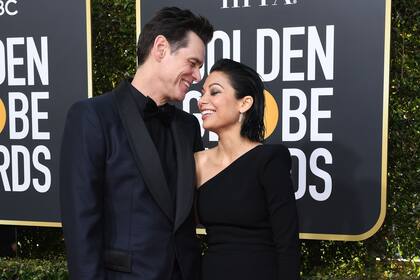 Jim Carrey su nueva novia, Ginger Gonzaga, en la alfombra roja