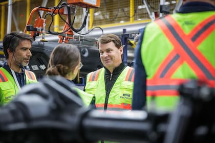 Jim Farley en su visita a la planta de Pacheco en la que anunciaron nuevas inversiones por US$ 170 millones para producir la versión hÃbrida enchufable de la pick-up Ranger.