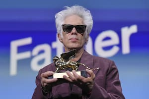 Jim Jarmusch con el León de Oro que ganó este sábado en Venecia