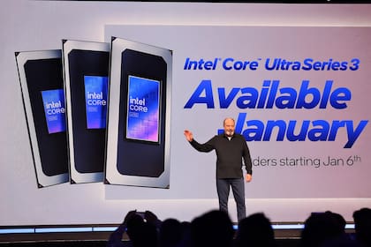 Jim Johnson, vicepresidente senior de Intel, en la presentación de los nuevos Intel Core Ultra 3 en la CES 2026