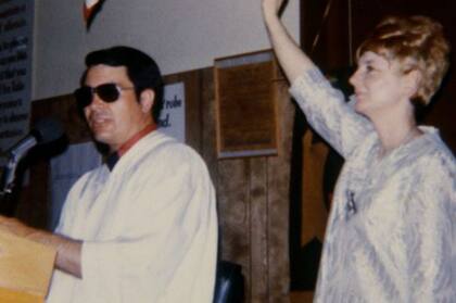 Jim Jones junto a su esposa Marceline
