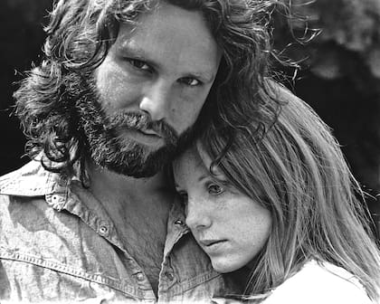 Jim Morrison  y Pamela Courson en Hollywood Hills, California, en 1969