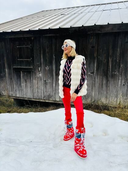 Jime posa con suéter Fusalp, pantalones L’Agence, botas Moonboots, bandana de cashemire Kujten y anteojos de sol Saint-Tropez.