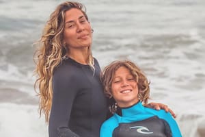 Jimena Barón compartió en redes sociales varias postales de Momo "en modo surfista" y las habilidades del pequeño sorprendieron a todos (Foto: Instagram @jmena)