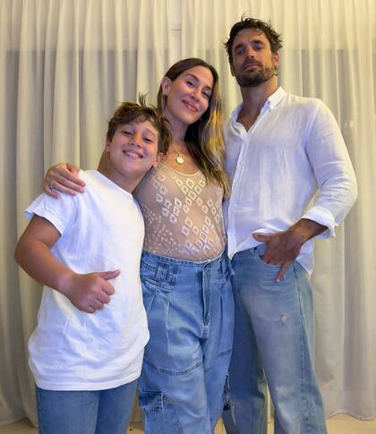 Jimena Barón con Momo y su novio, Matías Palleiro. La cantante aseguró que por el momento no le dejará a su hijo tener celular