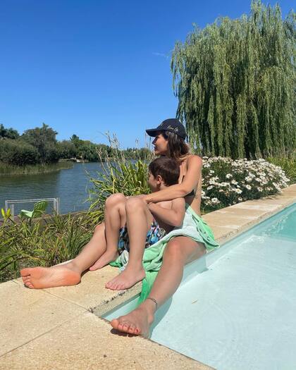 Jimena Barón disfruta del verano con su hijo Morrison en la pileta