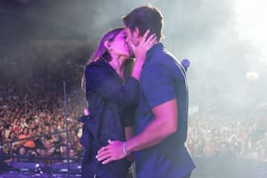 Jimena Barón en el escenario de Villa María acompañada de su pareja