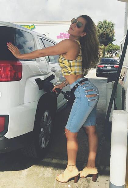 Jimena Barón en Miami cargando combustible