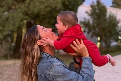 Jimena Barón junto a Arturo, su hijo menor (Foto: Instagram/@jmena)