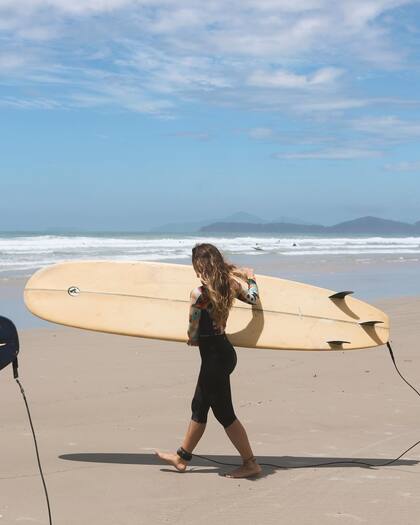 Jimena Barón y Momo viajaron a Brasil para practicar surf (Foto: Instagram @jmena)