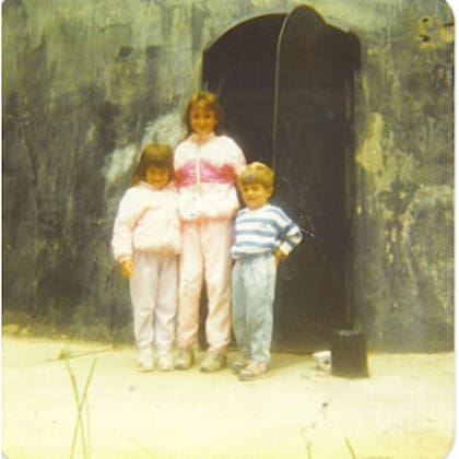 Jimena con sus dos hermanos menores: Lucía y Lucas
