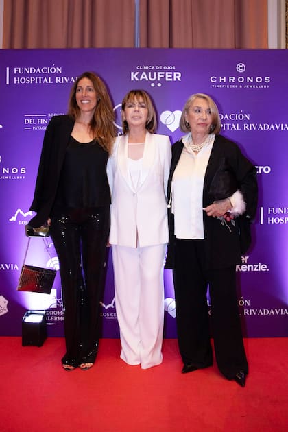 Jimena López y María Cristina Díaz Alberdi, madre de Horacio Rodríguez Larreta saludan a la Dra, Diana Chugri. Durante la noche se rindió homenaje al Dr. Rostello, quien fue director del Hospital Rivadavia durante más de 12 años.