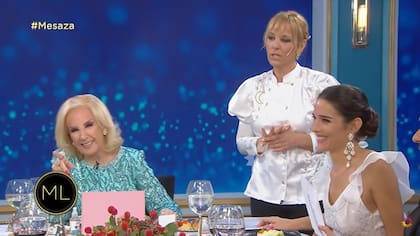 Jimena Monteverde presenta el menú en la noche del regreso de Mirtha Legrand a la televisión, con la presencia de Juana Viale