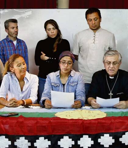 Jimena Psathakis (de pie), titular del INAI