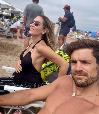 Jimena y Matías disfrutaron de la playa de Quequén (Foto: Instagram @jmena)