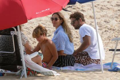 Jimena y sus "chicos": su hijo y su novio.