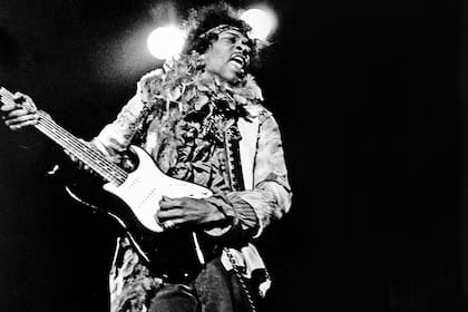 Jimi Hendrix Experience/Gira mundial/1967: El debut de Jimi Hendrix en 1967, Are You Experienced, estableció su genio. Hendrix era una obra maestra. Su dominio del espectáculo se remontaba a su época de acompañante de Little Richard; vestido con ropa radiante y psicodélica, golpeaba el cuello de la 