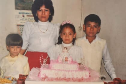 Jimi, junto a sus hermanos y su madre.