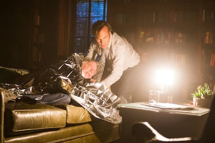 Jimmy (Bob Odenkirk) ayuda a su hermano Chuck (Michael McKean) envuelto en una manta de papel aluminio a atravesar una de sus crisis de hipersensibilidad electromagnética en una escena memorable de Better Call Saul