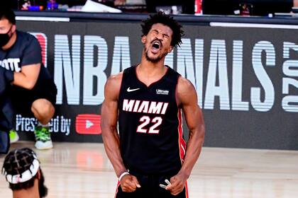 Jimmy Butler # 22 del Miami Heat reacciona durante la segunda mitad contra Los Angeles Lakers en el Juego Tres de las Finales de la NBA 2020 en AdventHealth Arena en ESPN Wide World Of Sports Complex el 4 de octubre de 2020 en Lake Buena Vista, Florida.