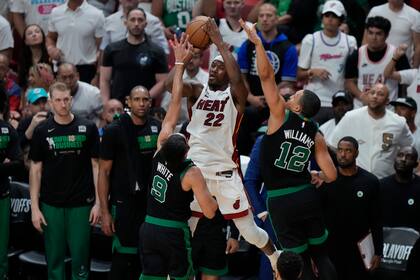 Jimmy Butler lanza frente a Derrick White y Grant Williams; esta noche intentará que Miami Heat consiga el triunfo que necesita para ser finalista de la NBA, ante un Boston Celtics que está 2-3 tras un 0-3 en la serie decisiva del Este.