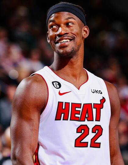 Jimmy Butler lleva la camiseta con el número 22 de los Miami Heat