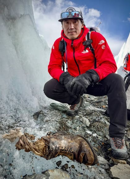 Jimmy Chin, fotógrafo de National Geographic, quien encontró la bota sobre el glaciar