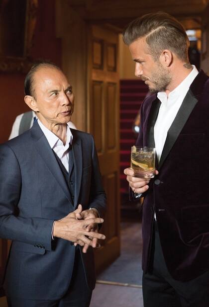 Jimmy Choo felicita al anfitrión de la noche