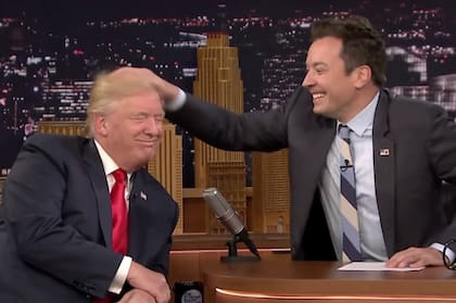 Jimmy Fallon despeina a Donald Trump