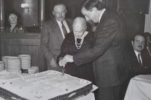 Jimmy Halliday y Mary Patterson de Jamieson cortan la torta con el entonces intendente de Río Gallegos, Néstor Kirchner, con motivo del 80 aniversario del Club Británico. 1991.