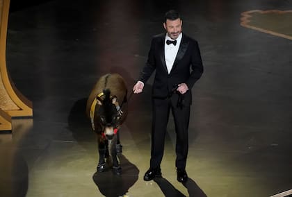 Jimmy Kimmel caminó con el animal por el escenario, ante la atenta mirada de todo Hollywood (AP Photo/Chris Pizzello)