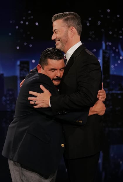 Jimmy Kimmel siendo abrazado por Guillermo Rodríguez en "Jimmy Kimmel Live!" en Los Ángeles el martes 23 de septiembre de 2025