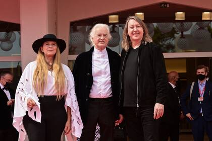 Jimmy Page, acompañado por la guionista y productora Allison McGourty y el director Bernard MacMahon, del film "Becoming Led Zeppelin", que se presentó en el Festival de Venecia