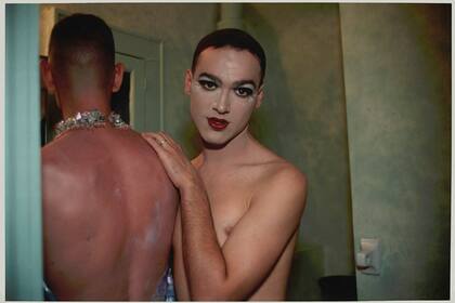 Jimmy Paulette and Taboo! in the bathroom, por Nan Goldin