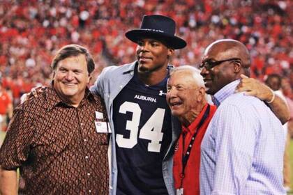 Jimmy Rane junto a jugadores y leyendas del fútbol americano