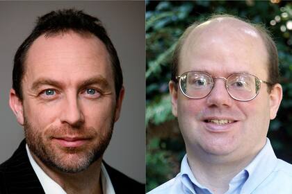 Jimmy Wales y Larry Sanger crearon Nupedia, una enciclopedia académica que dio origen a Wikipedia en 2001.