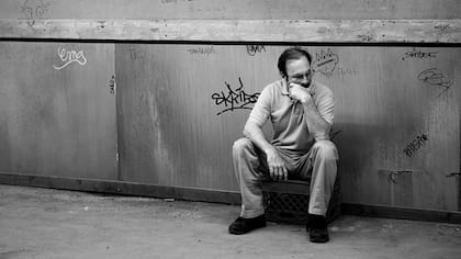 Jimmy/Saul en la Nebraska en blanco y negro del presente