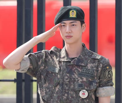 Jin saluda después de completar su servicio militar obligatorio afuera de una base militar en Yeoncheon, Corea del Sur, en junio de 2024