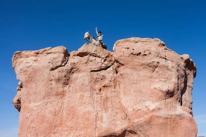 Jineta avezada, Elise Herzog desde lo alto de una formación rocosa cerca de Amblayo.