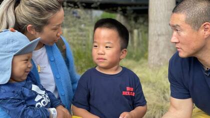 Jingru y Ricky, los padres de Oliver, esperan que la innovadora terapia también esté disponible para su hermano mayor, Skyler.