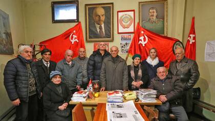 Jiuli Sikmashvili (centro), de 77 años, preside el Partido Comunista de Georgia