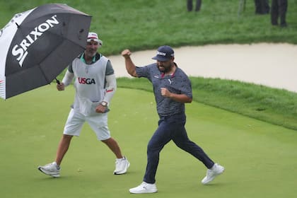 J.J. Spaun celebra tras embocar un formidable putt para birdie desde unos 20 metros en el hoyo 18 durante la última ronda del US Open, en el club de golf Oakmont Country Club