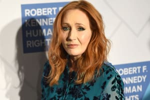 J.K. Rowling denuncia amenazas tras el ataque a Salman Rushdie