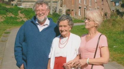 Jo, fotografiada aquí con su esposo y su madre, no se dio cuenta de que era diferente, solo pensó que tenía un umbral del dolor más amplio