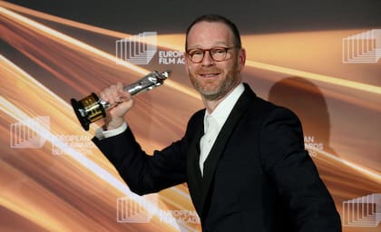 Joachim Trier celebra el premio al mejor director europeo, que recibió este sábado en Berlín