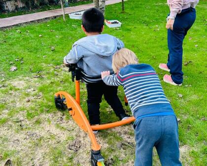 Joaco disfruta mucho salir a andar en triciclo, y le encanta jugar al golf como su papá y su hermano.
