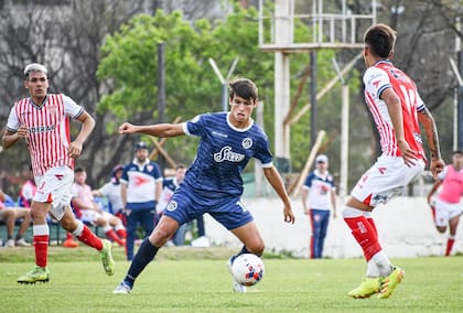 Joaco Freitas jugando para Acassuso, el club donde se inició como futbolista