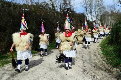 "Joaldunak" (campaneros en vasco) marchan con grandes cencerros colgando de sus espaldas durante el tradicional carnaval de Ituren, en la provincia de Navarra, en el norte de España.